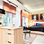 Bed and breakfast Vip Chalubinskiego 3*